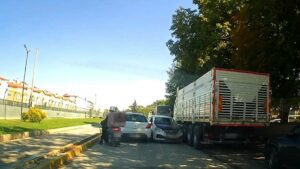 eskisehir-tepebasinda-ters-yone-giren-otomobil-kaza-yasanmadan-kameraya-yakalandi-P1JFpNKS